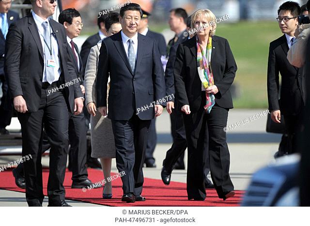 Chinese President Xi Jinping (2-L) is welcomed by Premier of North Rhine-Westphalia Hannelore Kraft (SPD) at Duesseldorf airport in Duesseldorf, Germany