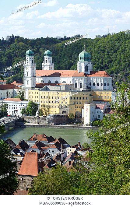 Inn (river) with St. Stephen's Cathedral, Old Town, Passau, Lower Bavaria, Bavaria, Germany, Europe