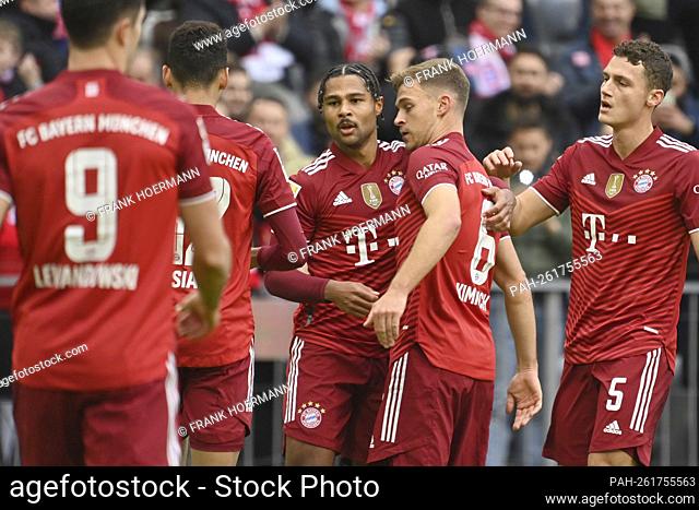 collective goal celebration around Serge GNABRY (FC Bayern Munich) after goal to 1-0 with Joshua KIMMICH (FC Bayern Munich)