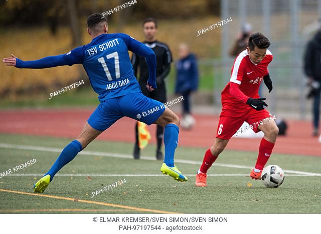 Khaled ABOU DAYA (li., Schott) versus Wen JIABAO (CHN), Aktion, duels, Fussball Regionalliga Suedwest, Freundschaftsspiel