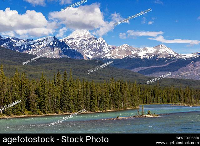 Canada, Alberta, Jasper National Park, Banff National Park, Icefields Parkway, Athabasca River