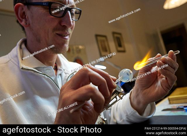 PRODUCTION - 14 December 2023, Berlin: Jan Liebermann produces an eye prosthesis. Photo: Joerg Carstensen/dpa. - Berlin/Berlin/Germany