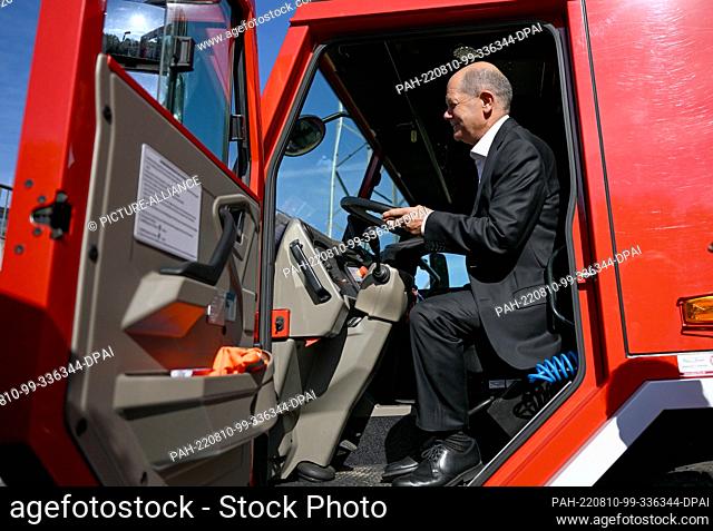 10 August 2022, Brandenburg, Beelitz: German Chancellor Olaf Scholz (SPD), sits in a tank fire truck of the Beelitz volunteer fire department