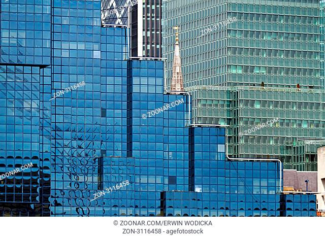 Die moderne Fassade eines Bürohauses London, England