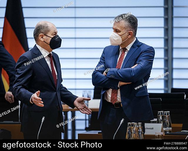 Olaf Scholz (SPD), Federal Chancellor, and Werner Gatzer, Secretary of State in the BMF, taken during the weekly cabinet meeting of the federal government in...