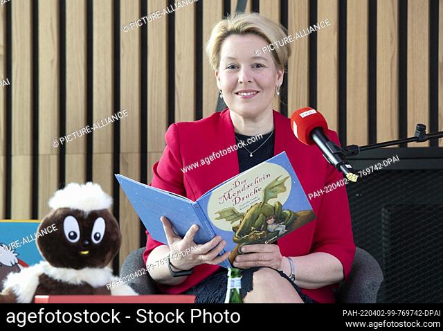 02 April 2022, Berlin: To kick off the reading aloud world record attempt of LeseLounge e.V., Berlin's Governing Mayor Franziska Giffey (SPD) will read from the...