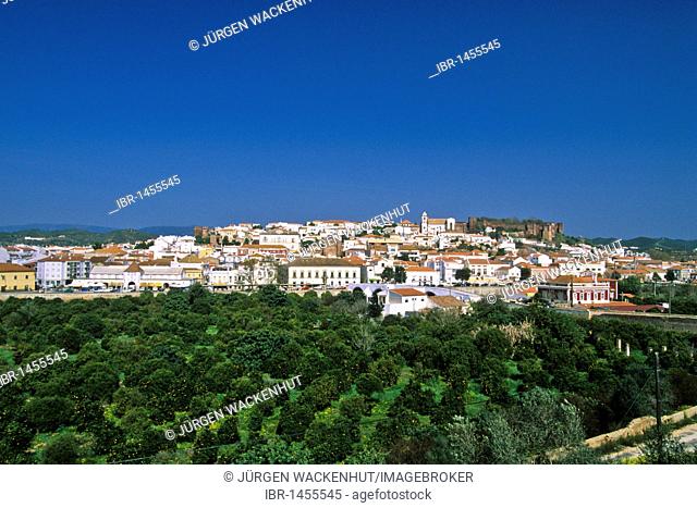 Townscape with Sé Catedral de Silves or Silves Cathedral and Castelo dos Mouros castle, Silves, Algarve, Portugal, Europe