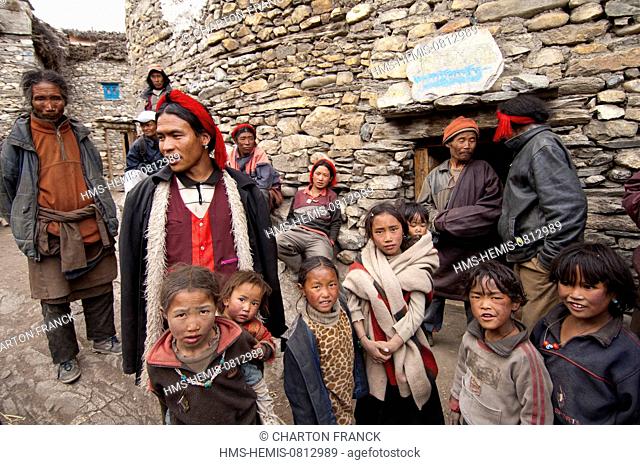Nepal, Karnali Zone, Dolpo Region, Charkha, gathering of the inhabitants at the center of the village