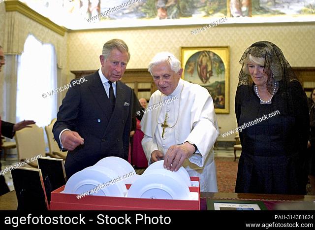 The new King Charles III. In the archive photo: Pope Benedict XVI during a meeting in his private library with Prince Charles and Camilla, Duchess of Cornowall