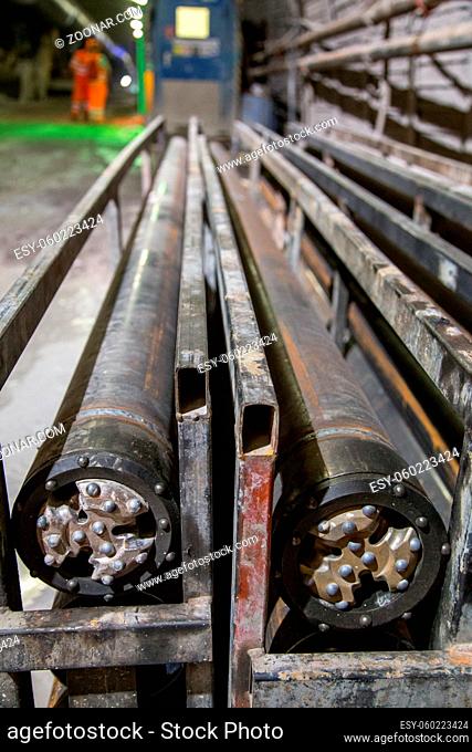 Drilling heads for tunnel piperoof grouting machinery