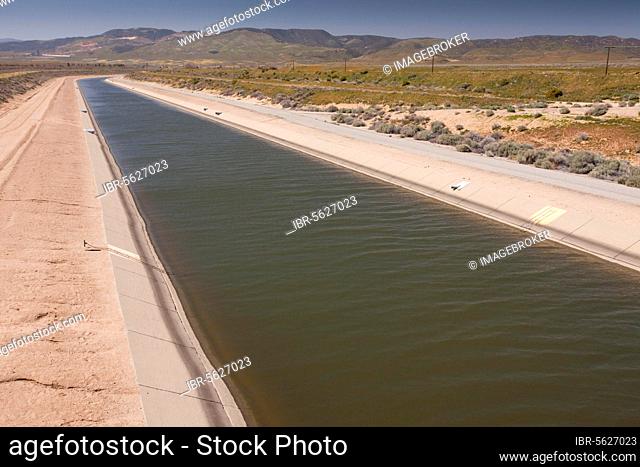 Irrigation canal in desert, California Aqueduct, Antelope Valley, Southern California (U.) S. A