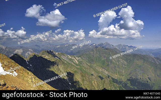 Views towards Ariège from the crest ascending to Mont-roig Nord (PN Alt Pirineu, Catalonia, Spain - Ariège, Pyrenees, France)