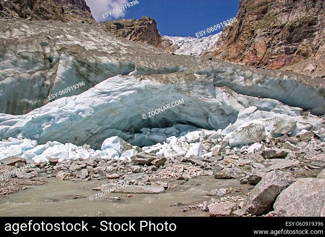 Das Gletschertor ist der meist halbrunde Ausgang am Ende der Gletscherzunge, durch den der Schmelzwasserabfluss eines Gletschers erfolgt
