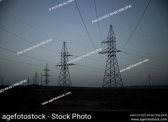 21 October 2023, Ukraine, Odessa: Electricity pylons stand in the dawn. Photo: Sebastian Gollnow/dpa. - Odessa/Odessa/Ukraine