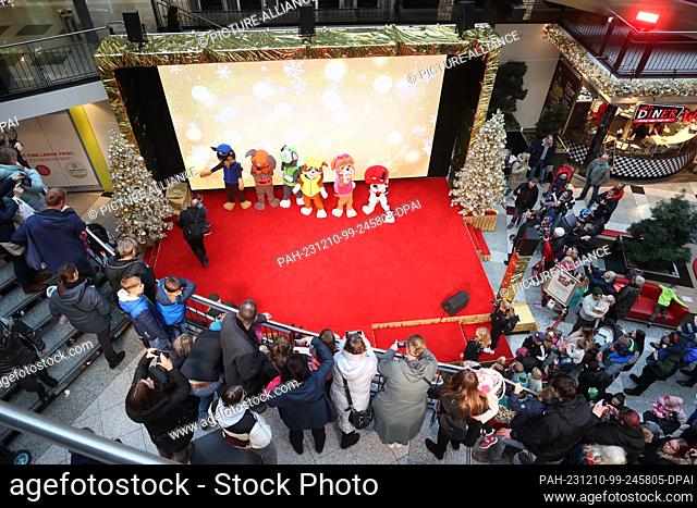 10 December 2023, Thuringia, Jena: Visitors watch the appearance of the film characters from the TV series ""PAW Patrol"" in the ""Goethe Galerie"" shopping...