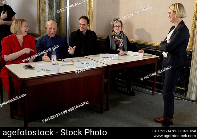 14 December 2022, Mecklenburg-Western Pomerania, Schwerin: Before the start of the screening of the film ""The Mad King"" at the state press conference in...