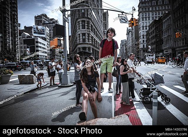 FLATIRON DISTRICT, New York City, NY, USA, Young boy and girl in front of the flatiron building