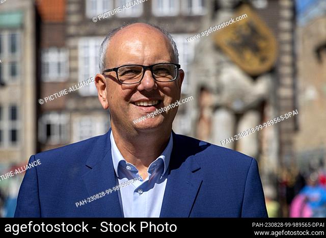 28 August 2023, Bremen: Andreas Bovenschulte, President of the Senate and Mayor, poses in the market square in front of Bremen City Hall