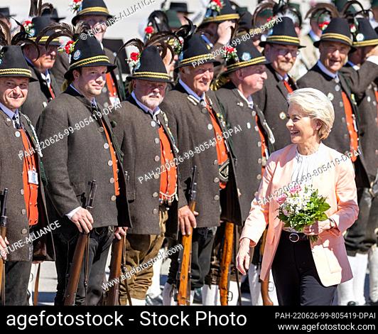 26 June 2022, Bavaria, Munich: Ursula von der Leyen (CDU), President of the European Commission, walks past Bavarian mountain riflemen and traditional costumes...