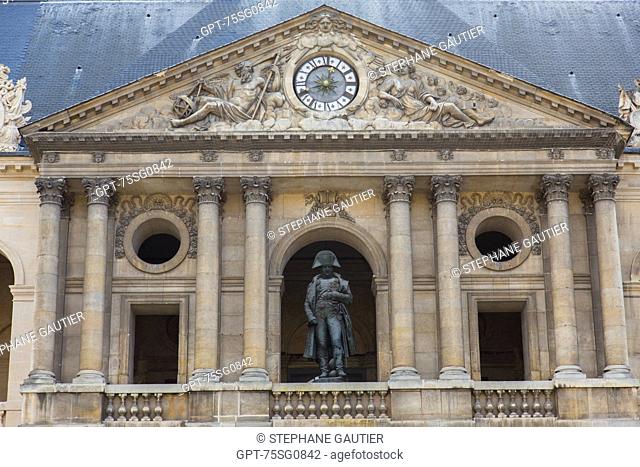 STATUE OF NAPOLEON I, COURTYARD OF LES INVALIDES, HOTEL NATIONAL DES INVALIDES, FOUNDED BY LOUIS XIV IN 1670 TO CARE FOR INVALID SOLDIERS