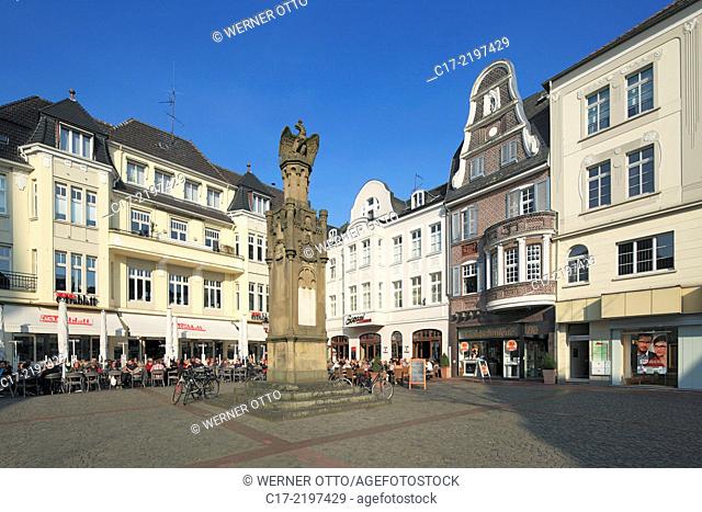 Germany, Moers, Lower Rhine, Ruhr area, Rhineland, North Rhine-Westphalia, NRW, old town, Altmarkt with Prussian monument, residential houses