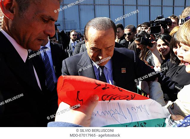 A faithful sympathizer asks Silvio Berlusconi to sign the flag of Forza Italia that he signed in 1994 during the National Assembly of Forza Italia We begin the...