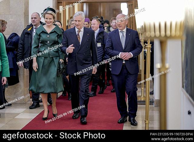 05 December 2023, Berlin: The Belgian royal couple King Philippe and Queen Mathilde are guided through the Red City Hall by Kai Wegner (CDU)