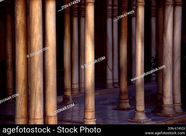 Alhambra-Säulen in Granada/Spanien (analog) - Pillars in the famous Alhambra in Granada/Spain (analogue)