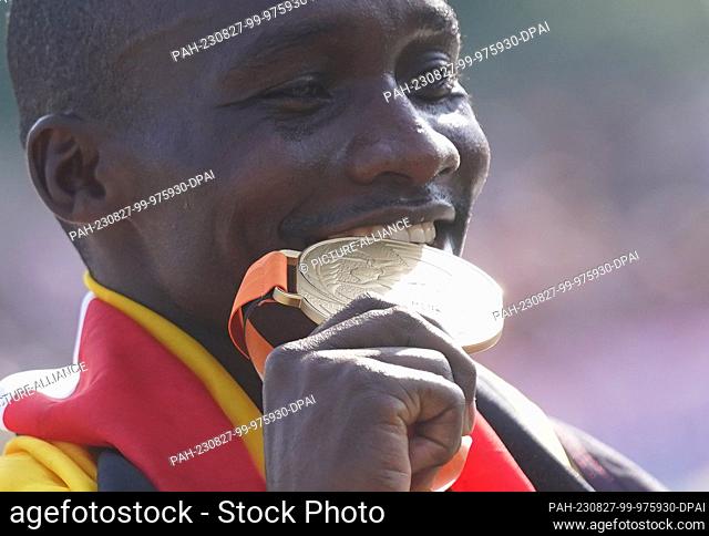 27 August 2023, Hungary, Budapest: Athletics: World Championship, Marathon, Men. The new world champion Victor Kiplangat (Uganda) cheers at the finish line