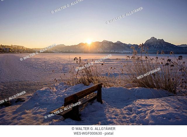 Germany, Allgaeu, East Allgaeu, near Fuessen, Lake Hopfensee in winter against the morning sun