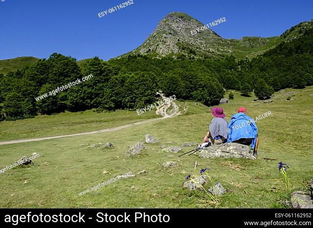 hikers resting, Ayous lakes tour, Pyrenees National Park, Pyrenees Atlantiques, France