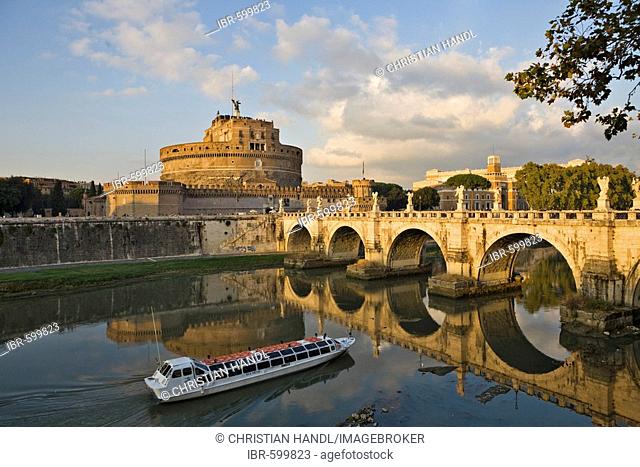 Sightseeing boat, Ponte Sant' Angelo bridge and Sant' Angelo castle before sunset, Rome, Italy, Europe