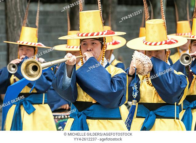 Chwiracheck, military band members during changing of the guard, Daehanmun Gate, Deoksugung palace, Seoul, South Korea