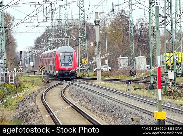 19 December 2023, Brandenburg, Lübbenau: The regional express train RE2 with destination Nauen arrives at Lübbenau station from Cottbus