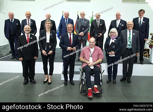 Group photo with the award winners, back row from left: Norbert HUESSON (HÃ-sson), Duesseldorf Manfred REKOWSKI, Wuppertal WZ Wolfgang DROESSER (Drösser)
