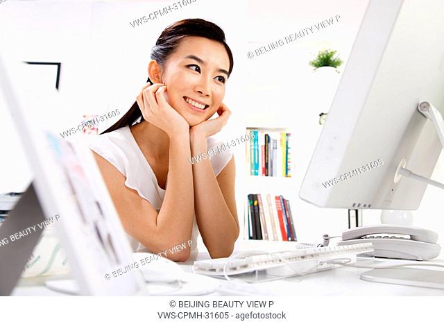Young woman sitting in front of a computer