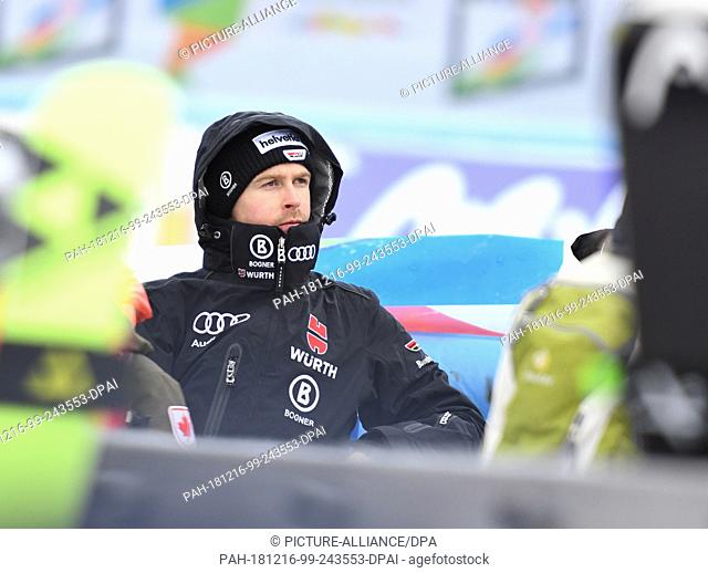 16 December 2018, Italy, Alta Badia: Alpine skiing: World Cup, giant slalom, men, 1st round: German ski racer Stefan Luitz leans against a barrier at the giant...
