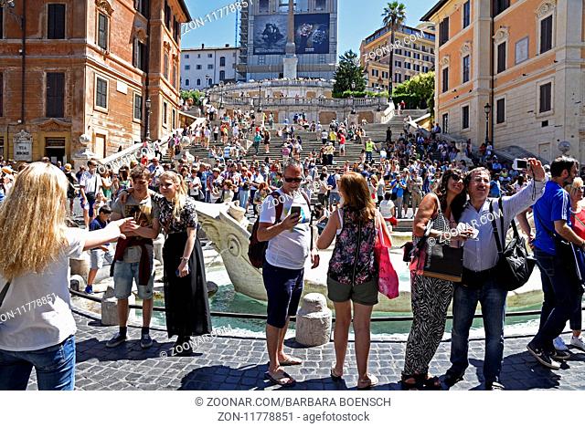 Tourists, fountain, Spanish Steps, Piazza di Spagna square, Rome, Italy, Europe, Touristen, Brunnen, spanische Treppe, Piazza di Spagna Platz, Rom, Italien