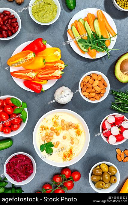 Gemüse Hintergrund vegane gesunde Ernährung vegan gesund bio clean eating Essen auf Schieferplatte Hochformat