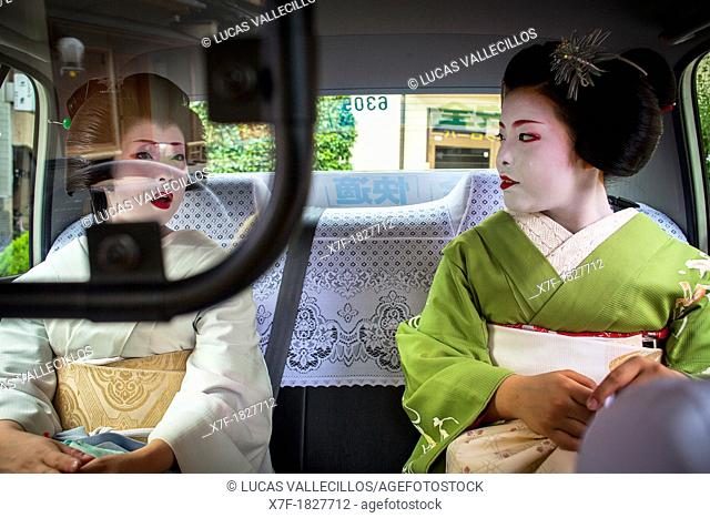 Fukuyu, geisha and Fukukimi, 'maiko' geisha apprenticein taxi going to work Geisha's distric of Miyagawacho Kyoto  Kansai, Japan