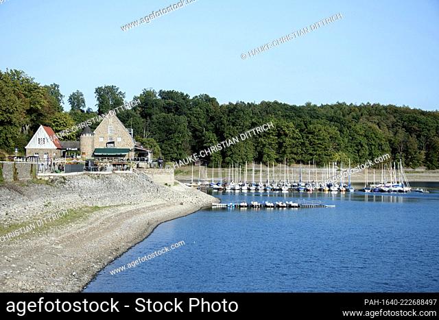 A restaurant and a sailing port at lake ‚Moehnesee‘ near Arnsberg (Germany), 17 September 2020. - Moehnesee/Nordrhein-Westfalen/Deutschland