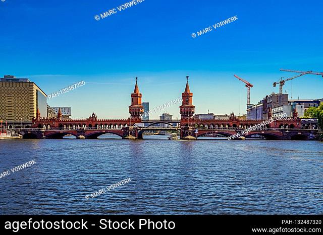 14.06.2018, Berlin, the Oberbaumbrucke in nice early summer weather, photographed from the Spree. The seven-arch stone bridge made of red bricks with the two...