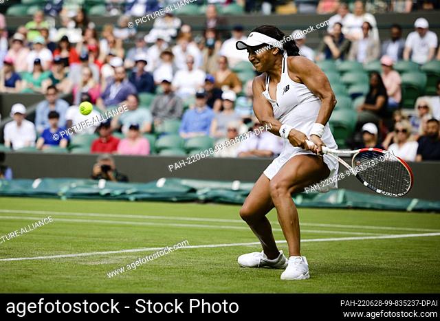 28 June 2022, Great Britain, London: Tennis: Grand Slam/WTA Tour - Wimbledon, singles, women, 1st round. Korpatsch (Germany) - Watson (Great Britain)