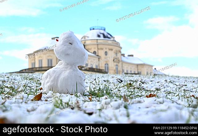 29 November 2023, Baden-Württemberg, Stuttgart: The first snowman of winter stands in front of Solitude Palace just outside Stuttgart
