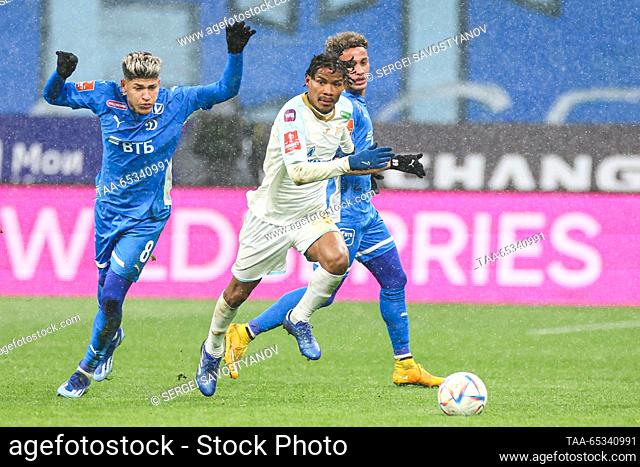 RUSSIA, MOSCOW - NOVEMBER 29, 2023: FC Dynamo Moscow's Jorge Carrascal (L), Bitello (R) and FC Zenit St Petersburg's Wilmar Barrios (C) in action in their...