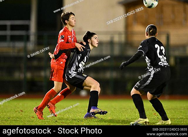 Camille Dinjart (8) of Woluwe pictured defending on Lise Michalak (10) of Charleroi during a female soccer game between FC Femina White Star Woluwe and Sporting...
