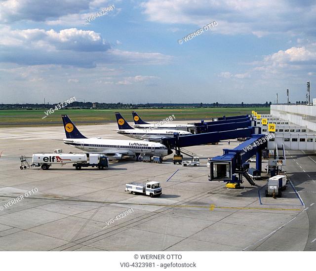 D-Duesseldorf, Rhein, Nordrhein-Westfalen, Flughafen, Flugzeuge bei der Abfertigung an Terminals, Lufthansa, Lufthansa-Flugzeug, Lufthansaflotte, Duesenflugzeug