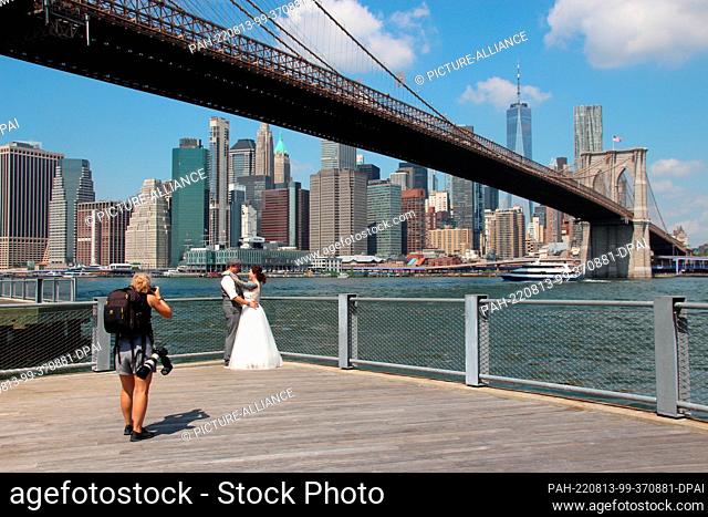 PRODUCTION - 02 August 2022, US, New York: The bride and groom Annika Heisig and Patrick Brosch stand together for a souvenir photo after their wedding ceremony...