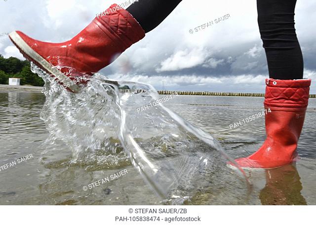 21.06.2018, Mecklenburg-Western Pomerania, Stralsund: A child with rubber boots visits the lido in the district of Vorpommern-Rugen