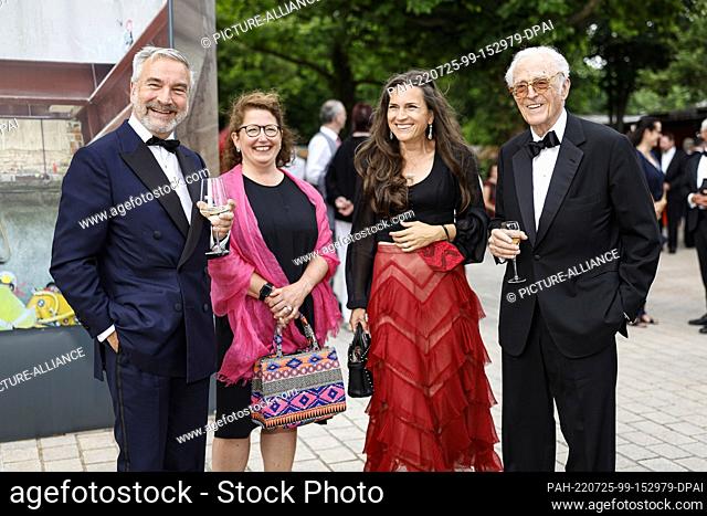 25 July 2022, Bavaria, Bayreuth: Duke Franz of Bavaria (r) and Thomas Greinwald (l) with singers Susanne Rohr (2nd from left) and Susanne Bernhard at the...